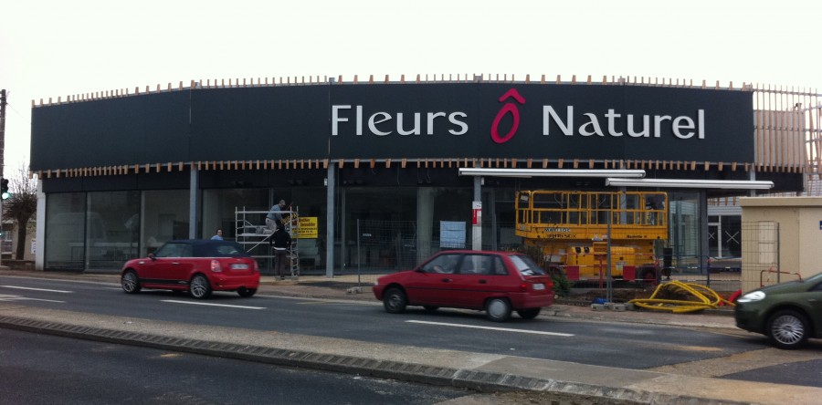 Bandeau avec lettres sur entretoises et lettre boitier éclairage LED