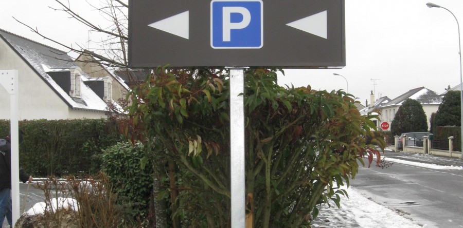 Caisson lumineux double face sur poteau