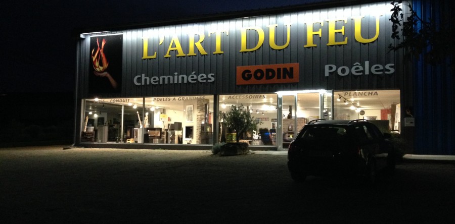 Façade éclairée par reglette