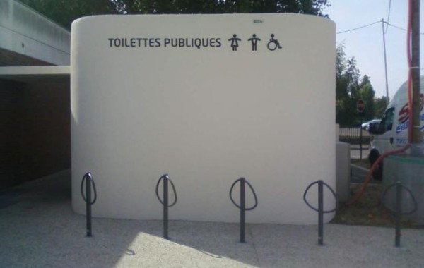 PVC découpé Toilette publiques ville de Poitiers
