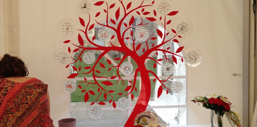 arbre en plexi avec adhésif rouge