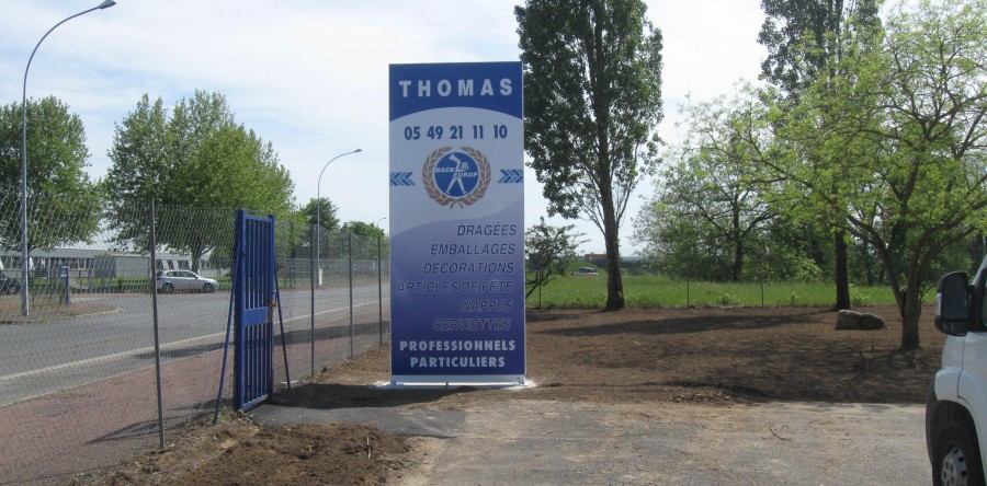 totem non lumineux, face plane